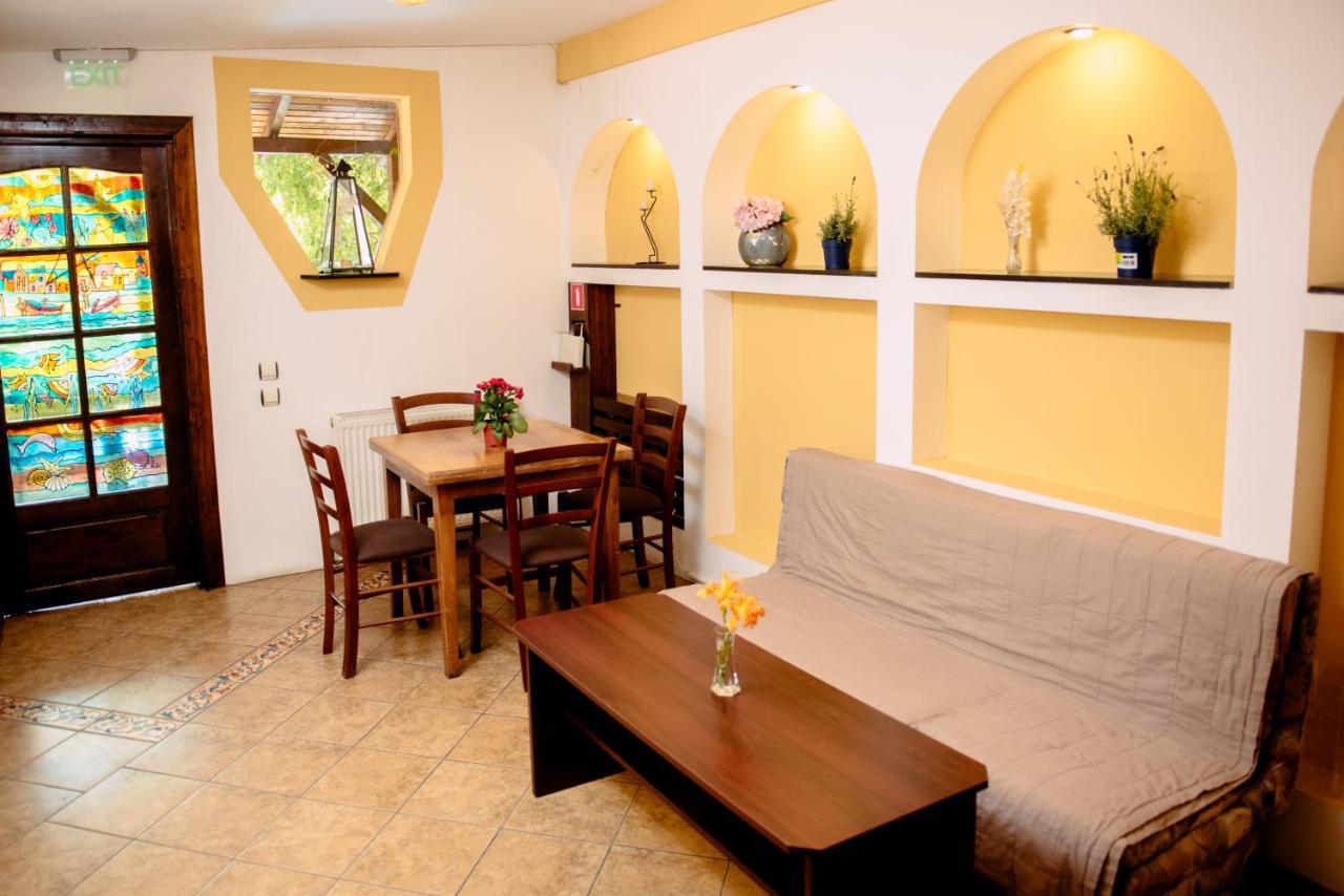 Casa Mica Guesthouse บูคาเรสต์ ภายนอก รูปภาพ